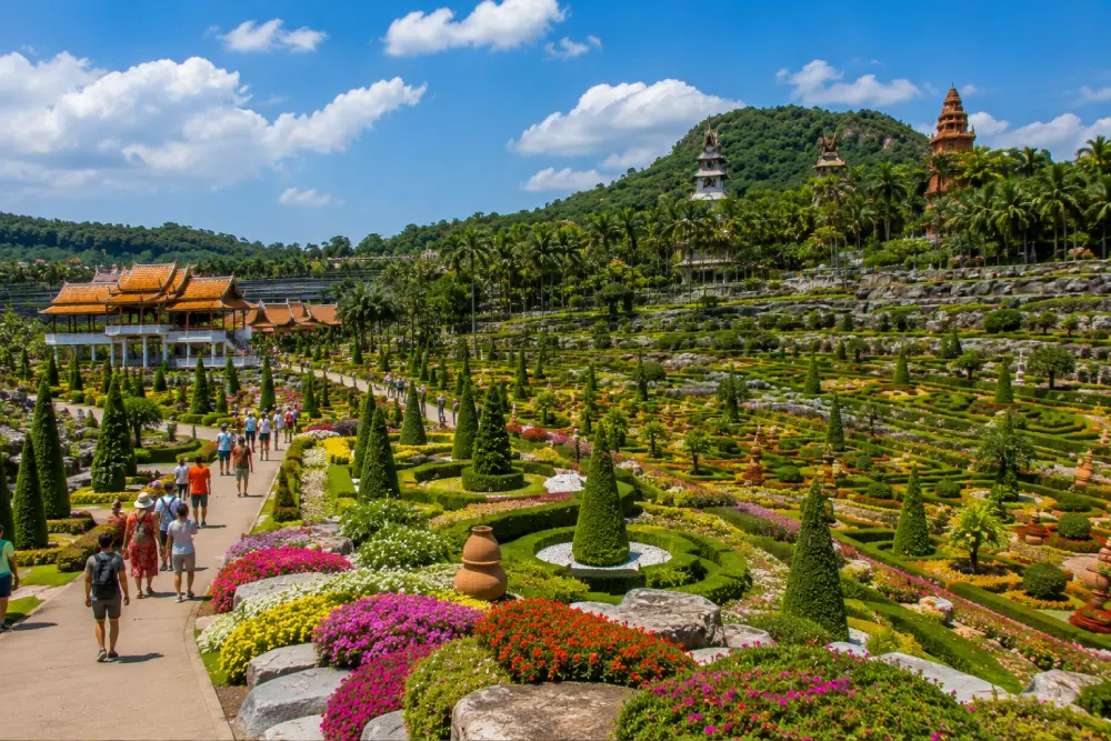 A Garden with More Than One Style of Beauty